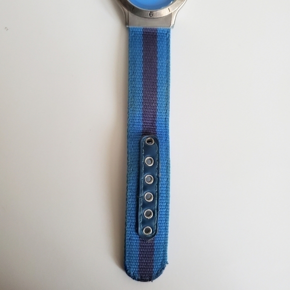 1999 Vintage M&M's Crispy Watch Blue Striped Buckle Band Round Face Silver Tone - Picture 4 of 6